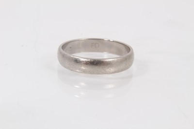 Lot 508 - White metal wedding ring