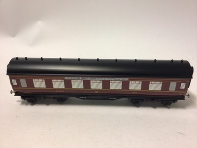 Lot 8 - Ace Trains O gauge LMS vintage 'The Merseyside Express-London (Euston) and Liverpool' coach set including two 3rd class 26133 & 4195, 1st class 4183, composite 1st/3rd class 4195 and Restaurant Car...