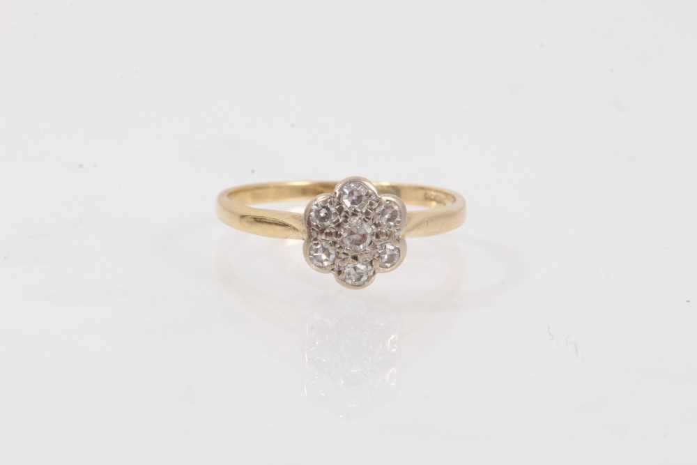 Lot 193 - Ladies gold 18ct diamond flower head-shaped dress ring