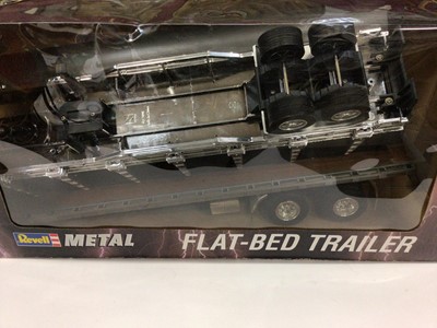 Lot 1968 - Five Revell Metal 1:24 die cast models. Peterbilt 359 Truck, Peterbilt Classic, Peterbilt Road Train, Flat-bed trailer and Trans World Trucking Box Trailer.