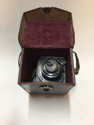 Lot 2362 - Curt Bentzin, Gorlitz Primarflex 120 SLR camera with a Carl Zeiss Tessar lens, in leather case