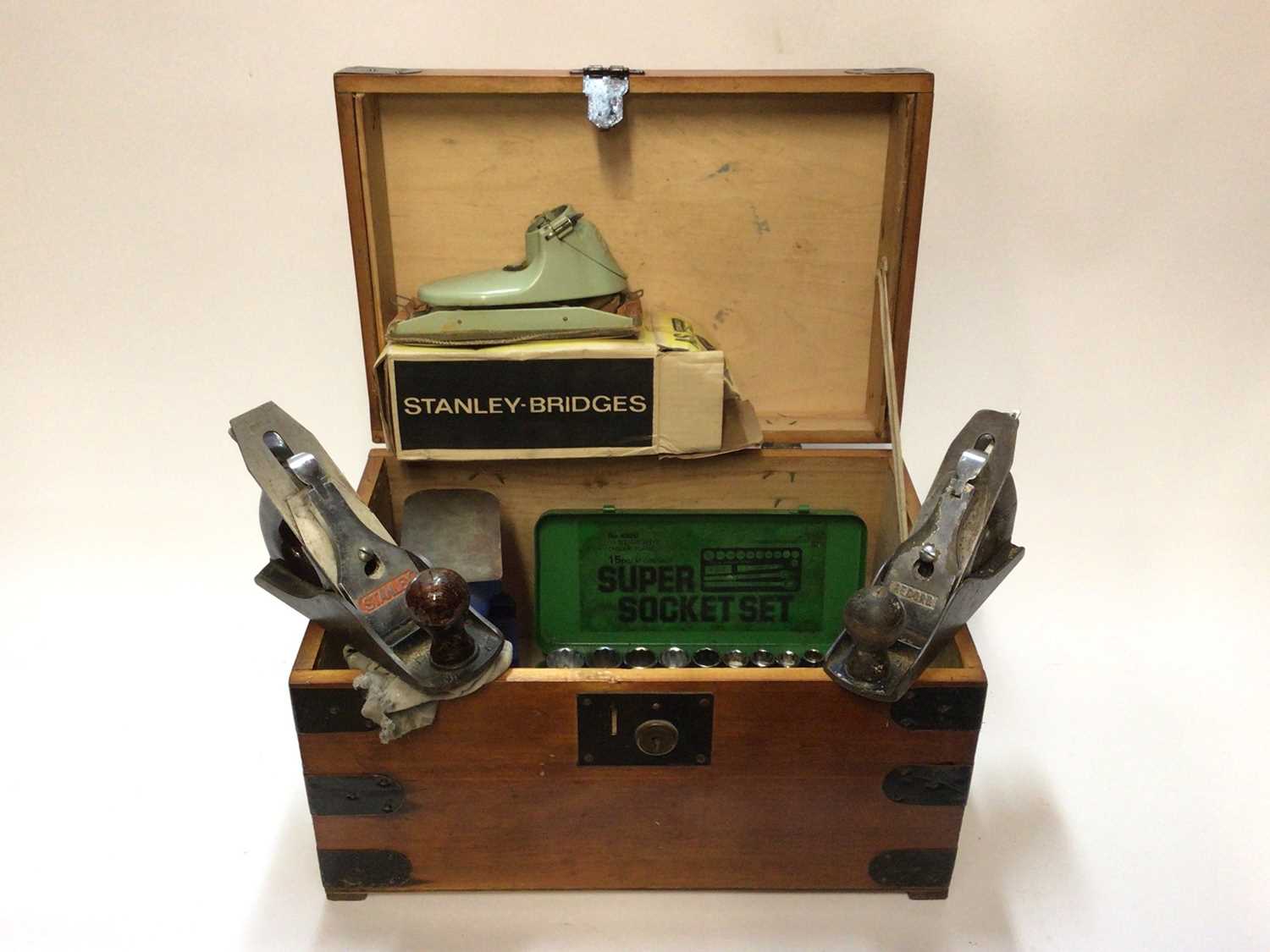 Lot 2513 - A Stanley plane, a Record plane, a Stanley Bridges sander, a socket set, etc, in a wooden tool box