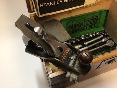 Lot 2513 - A Stanley plane, a Record plane, a Stanley Bridges sander, a socket set, etc, in a wooden tool box