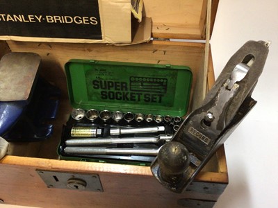 Lot 2513 - A Stanley plane, a Record plane, a Stanley Bridges sander, a socket set, etc, in a wooden tool box