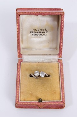 Lot 118 - Diamond two stone cross over ring