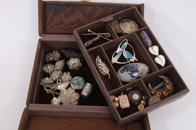Lot 125 - Victorian jewellery box containing antique and later jewellery