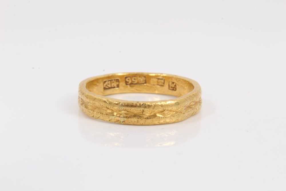 Lot 297 - Chinese gold ring