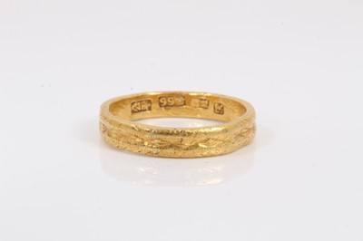 Lot 297 - Chinese gold ring