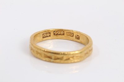 Lot 297 - Chinese gold ring