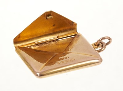 Lot 481 - 9ct gold stamp holder in the form of an envelope