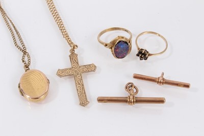 Lot 489 - Group of gold jewellery to include two T-bars, cross pendant on chain, locket on chain and two rings