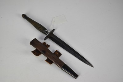 Lot 919 - Second World War British Second Pattern FS fighting knife with blackened chequered brass grip, straight crossguard marked 'B2', original leather sheath with tabs and blackened chape. The dagger 30...