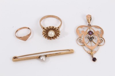 Lot 235 - Edwardian 9ct rose gold amethyst and seed pearl pendant, 9ct rose gold signet ring, 9ct gold cultured pearl flower shaped ring and 9ct gold pearl bar brooch (4)