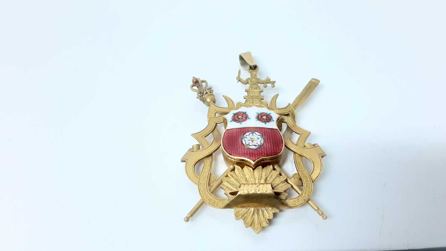 Lot 2595 - George V 9ct gold and enamel Mayor or Past Mayors neck badge for Southampton, engraved 'City Borough of Southampton 1936' and engraved to reverse 'Presented by the members of the town council & oth...