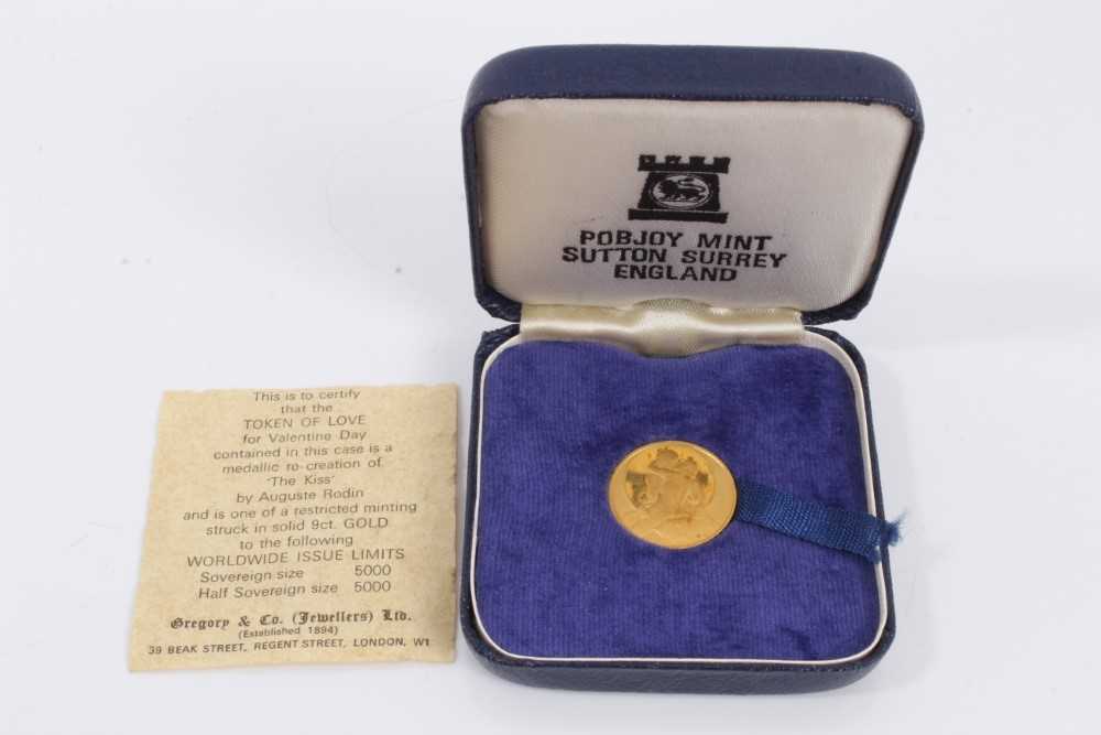 Lot 357 - 9ct gold token of love depicting The Kiss by Auguste Rodin