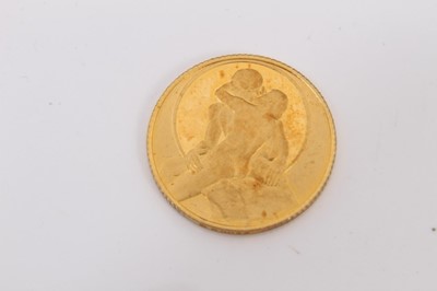 Lot 357 - 9ct gold token of love depicting The Kiss by Auguste Rodin