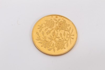 Lot 357 - 9ct gold token of love depicting The Kiss by Auguste Rodin