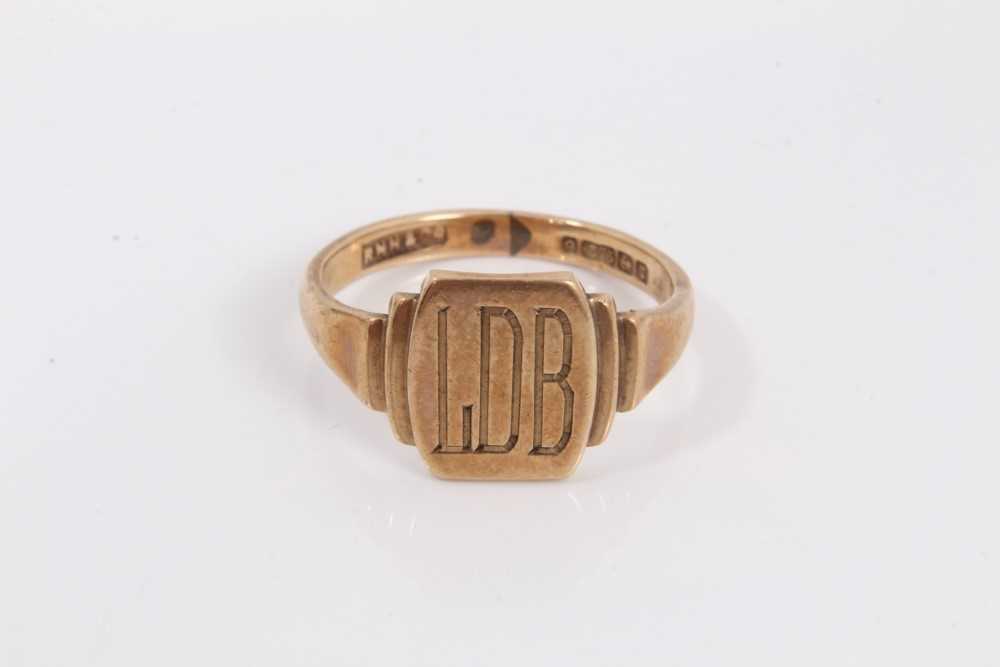Lot 243 - 9ct gold signet ring with engraved initials, size R½