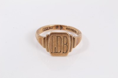 Lot 243 - 9ct gold signet ring with engraved initials, size R½