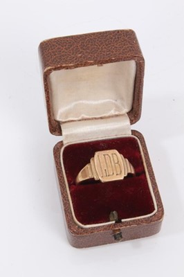Lot 243 - 9ct gold signet ring with engraved initials, size R½