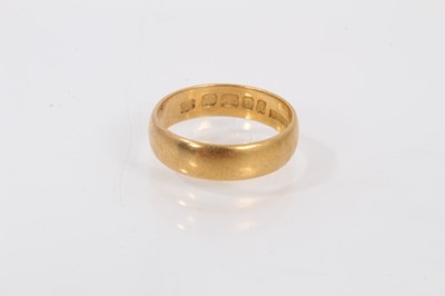Lot 466 - 22ct gold wedding ring