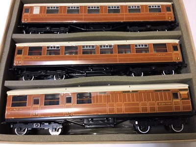 Lot 6 - Ace Trains Vintage O gauge LNER teak corridor Coach Set, one 1st Class and two 2nd Class carriages, Set B C/4,  in original boxes