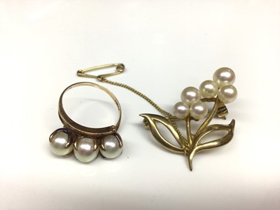 Lot 4 - Three 9ct gold gem set dress rings, 9ct gold three pearl cross over ring and 9ct gold cultured pearl brooch (5)
