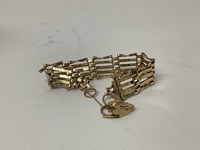 Lot 88 - 9ct gold gate bracelet with heart shaped padlock clasp.
