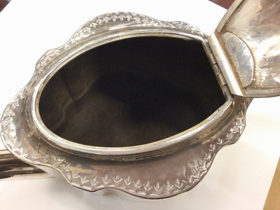 Lot 211 - George III silver teapot