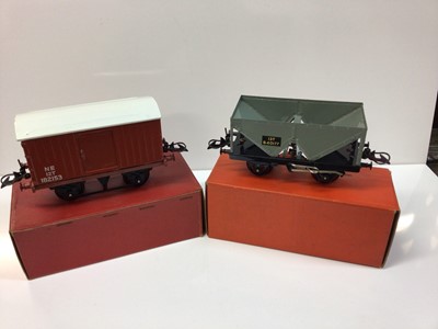 Lot 25 - Hornby O gauge selection of boxed Wagons including No.50 Low Sided Wagon, No.50 Goods Van, Luggage van and others (12)