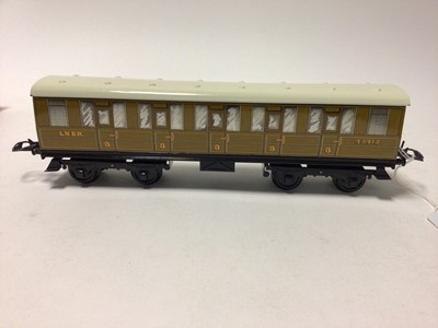 Lot 40 - Railway Middleton Products Australia Hornby Series style O gauge LNER No.2 Coach all 3rd, No.2 Passenegr Coach all 3rd, both in Hornby Series boxes (2)