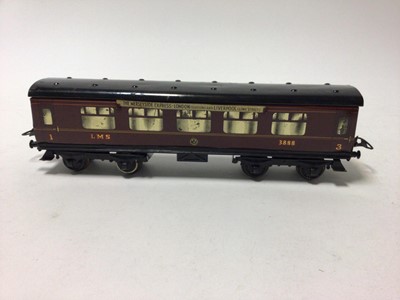 Lot 43 - Hornby O gauge selection of unboxed Tinplate LMS & SR carriages (9)