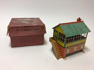 Lot 47 - Hornby O gauge No.1 Goods Platform A235, plus two No.2 Signal Cabins A835 and 42370, all in original boxes (3)