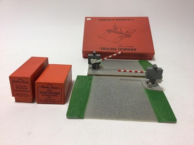 Lot 49 - Hornby O gauge boxed selection of platform accessories including No.1 Water Tank, Junction Signal No.2, Platform Crane and others (qty)