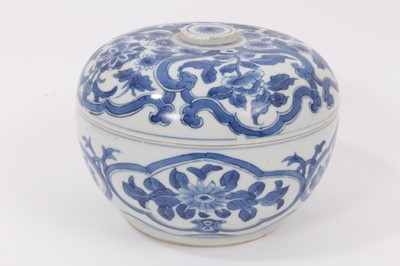 Lot 17 - A Chinese blue and white porcelain pot and cover, Kangxi period, decorated with foliate patterns