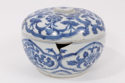 Lot 117 - A Chinese blue and white porcelain pot and cover, decorated with foliate patterns