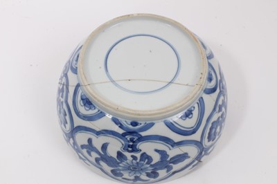 Lot 117 - A Chinese blue and white porcelain pot and cover, decorated with foliate patterns