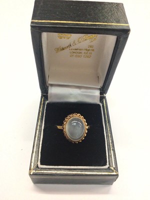 Lot 865 - 9ct gold moonstone cabochon ring, size S½