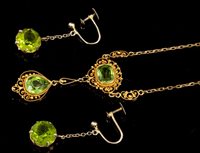 Lot 426 - Victorian peridot pendant necklace with a pear-...