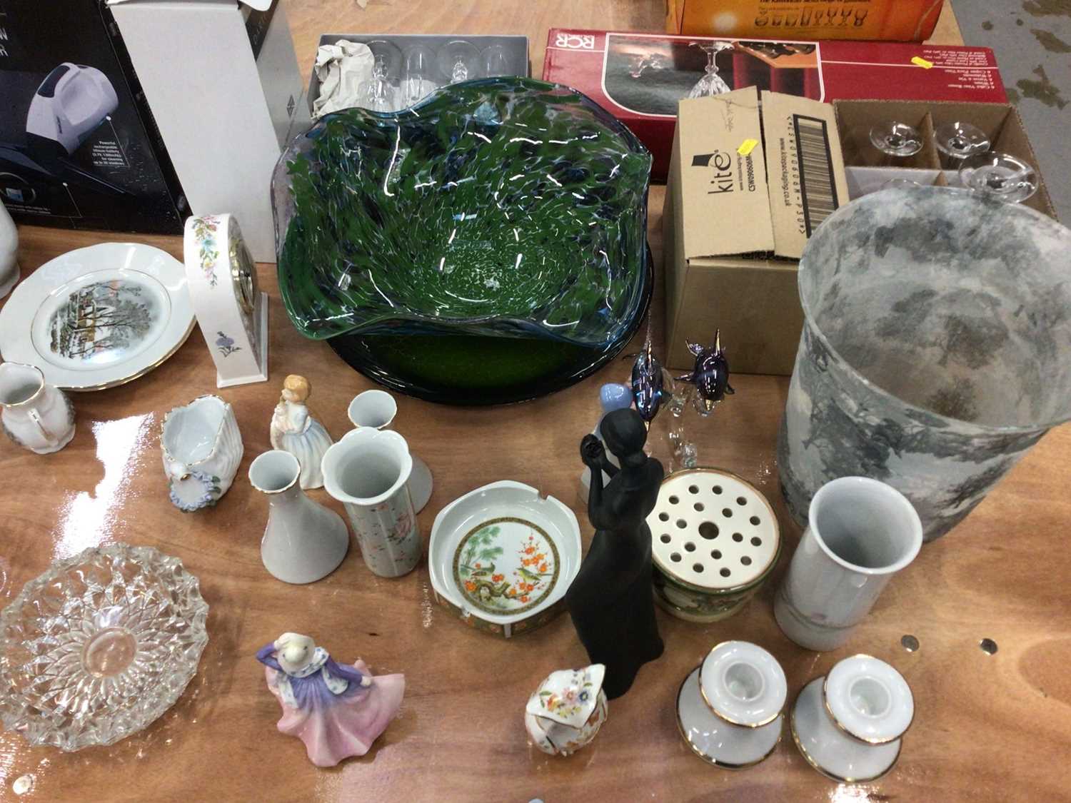 Lot 644 Large quantity of glassware and other items