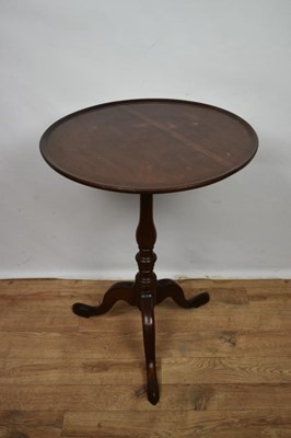 Lot 1392 - Georgian style mahogany dished top occasional table