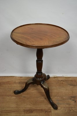 Lot 1393 - Georgian mahogany dished top wine table