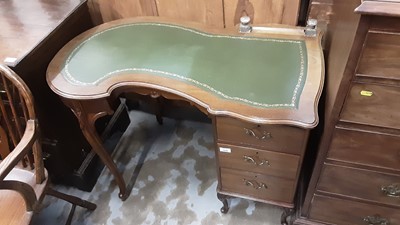 Lot 1049 - Edwardian mahogany kneehole kidney-shaped desk with lined top, inset glass inkwells, three drawers on cabriole legs