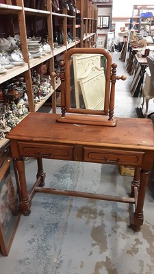 Lot 1073 - Modern Alder wood dressing table with two drawers, together with a dressing mirror and pair of bedside tables (4)