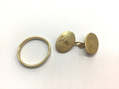 Lot 820 - 18ct gold wedding ring and one 18ct gold cufflink