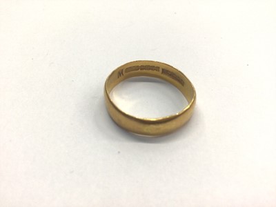 Lot 821 - 22ct gold wedding ring