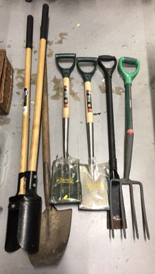 Lot 284 - Selection of garden tools including Wilkinson spade and fork, post hole digger etc