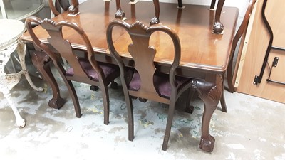 Lot 1151 - Good quality early 20th century Queen Anne style extending dining table with one extra leaf on carved cabriole legs with claw and ball feet, together with a matching set of six dining chairs