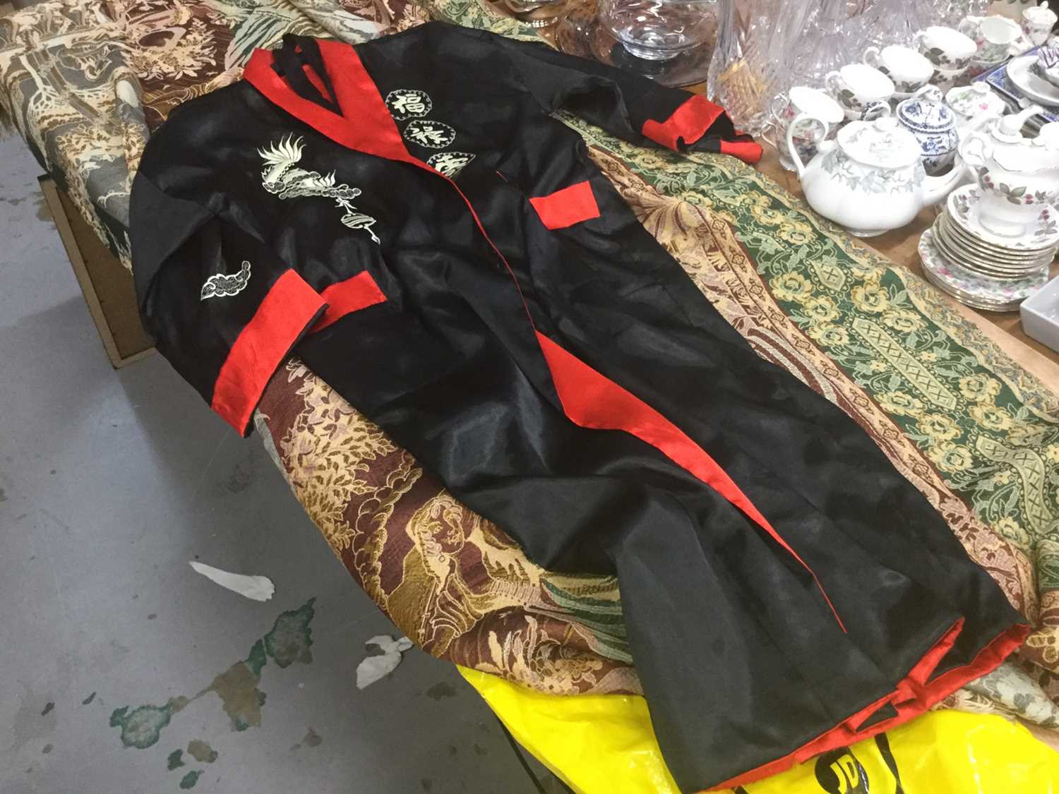 Throwing Robe Lot 532 - Japanese silk robe, together with a throw.