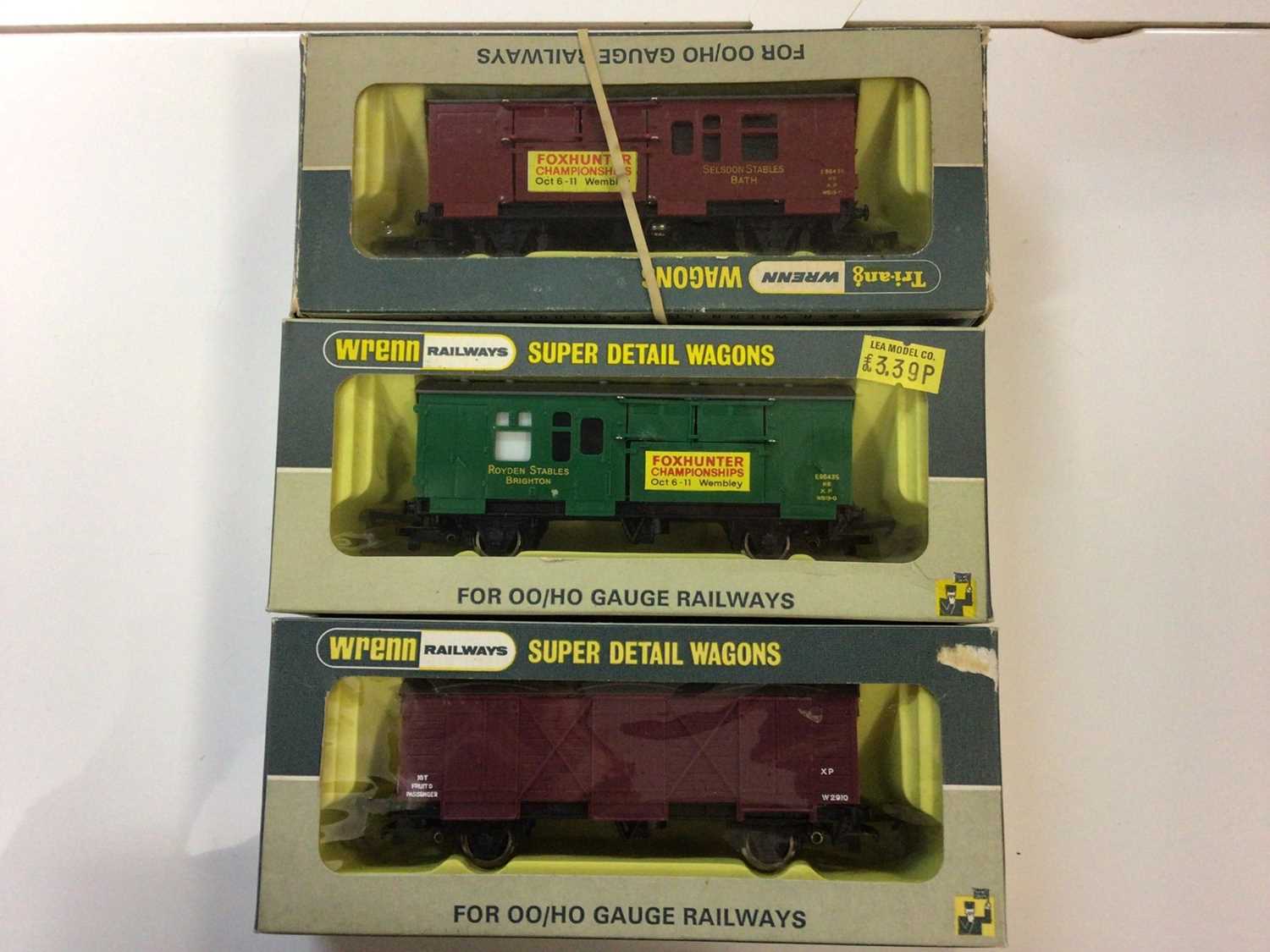 Lot 163 - Wrenn OO gauge SR Utility Van W4323, Fruit Van blue W5055, Horse Box green 'Roydon Stables, Brighton' W4315P, Passenger Fruit Van W4305X, Horse box selidon W5002, plus two incomplete Horse boxes, a...